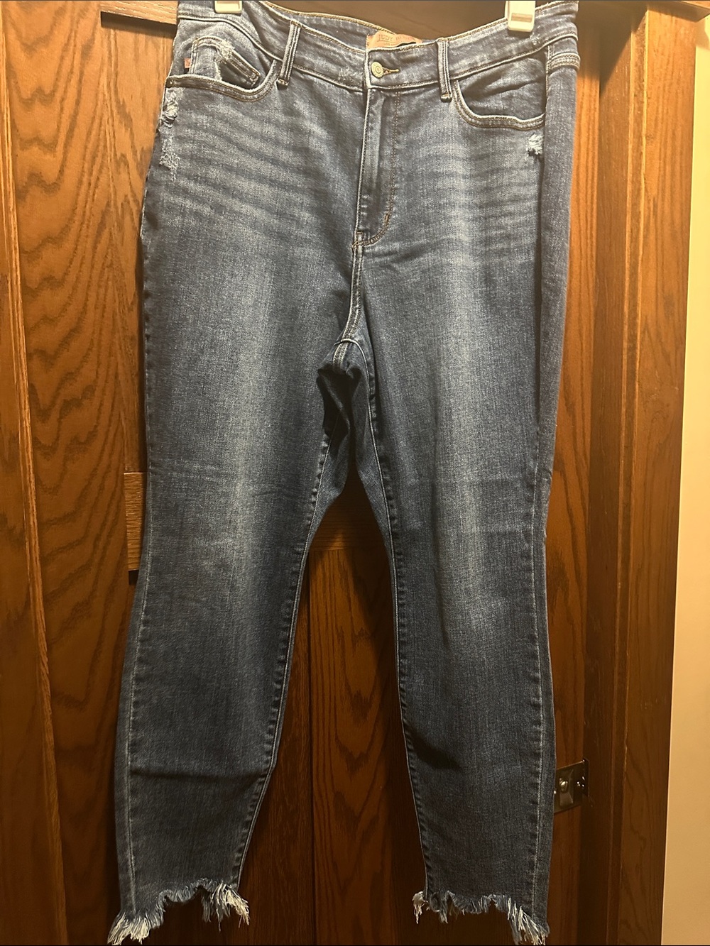 Judy Blue Medium Blue Frayed Hem Cropped Skinny Jeans